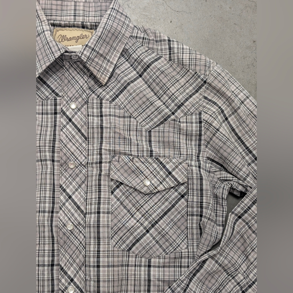 *Wrangler Long Sleeve Button Down Shirt - M/L